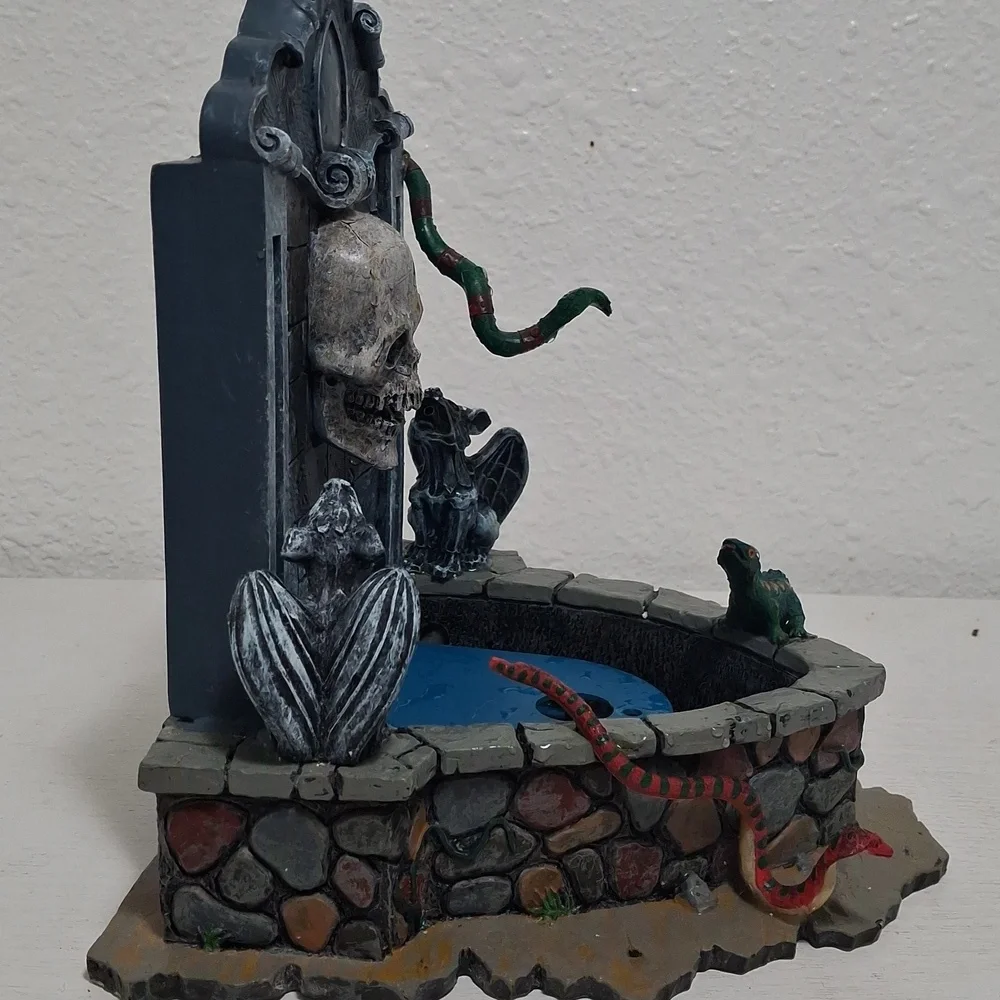 Lemax Spooky Town Gothic Skull Water Fountain with LED Lights Water And Mist - Picture 7 of 10
